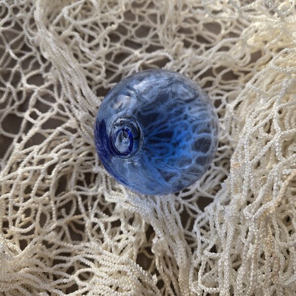 Blue glass float and net decoration - Picture 1 of 6